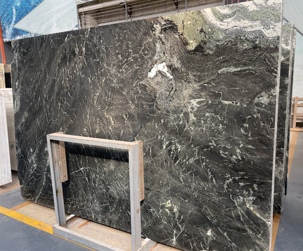 STALLION QUARTZITE NEGRESO
